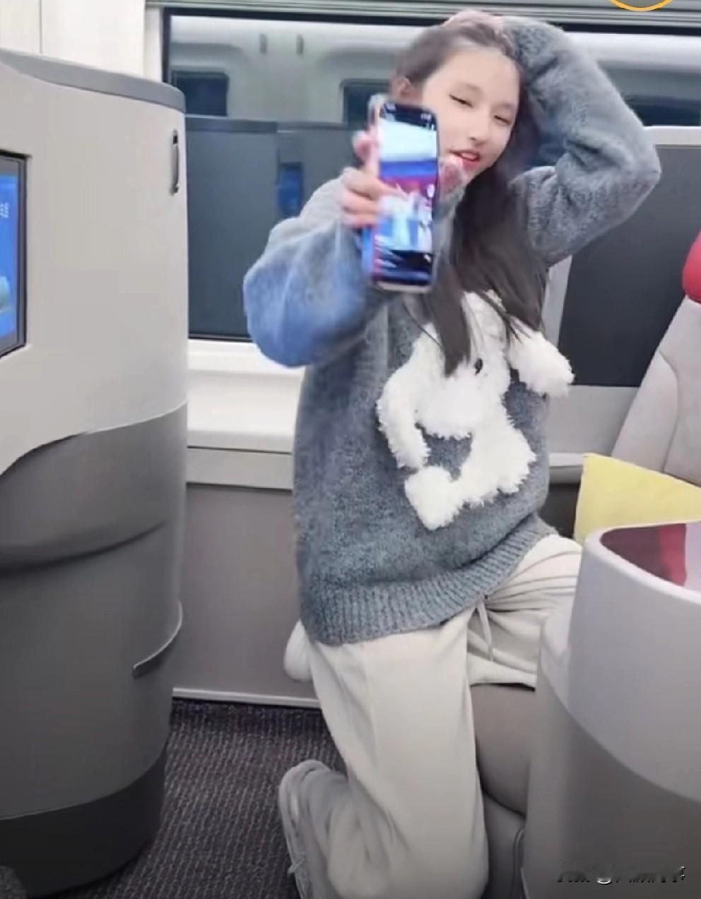 二驴女儿跟驴姐出来玩，粉丝评论说玺茜跟姑姑在一起就很开心，跟妈妈在一起就不开心。