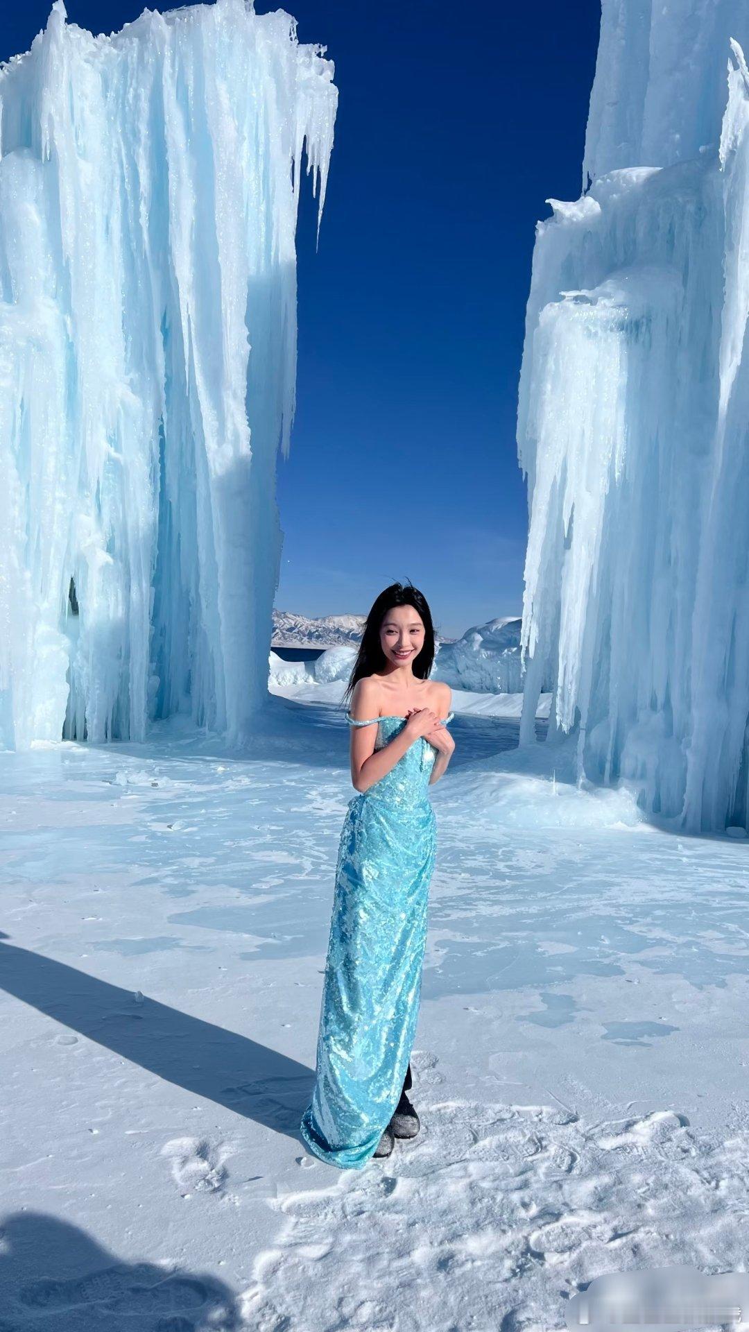 易梦玲一生要强的中国女人，，在赛里木湖穿裙子，露肩膀胳膊，好冷啊😨