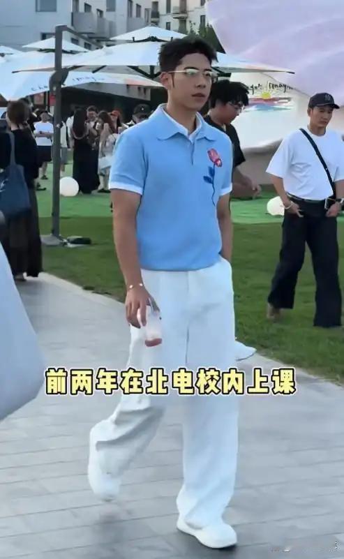 郭涛儿子两考北电全落榜，爷爷中戏、奶奶上戏的资源全白搭！砸55万读国际班只拿结业证，网友却拍手叫好：