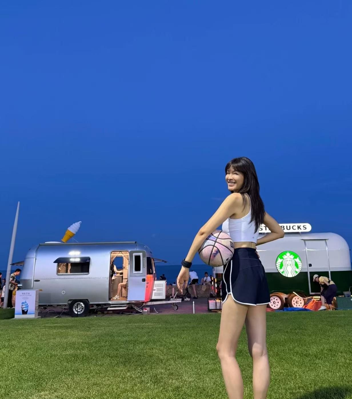 李艾说：46岁，感觉又开始喜欢自拍了，不修图的那种。而我却发现，见惯了大家喜欢