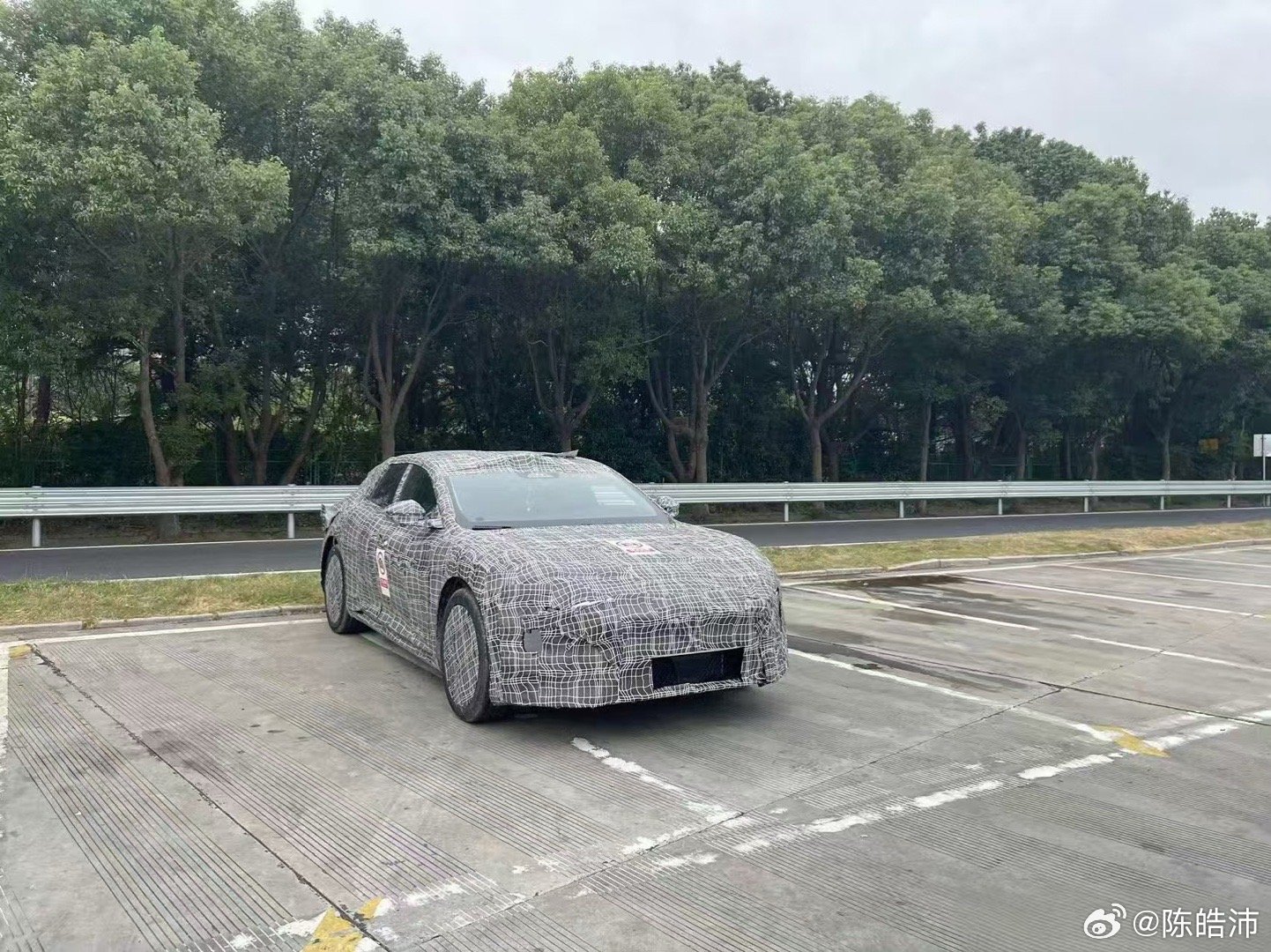 总觉得这个伪装，应该贴上“保密发货”看内饰风格应该是阿维塔，车身像是12