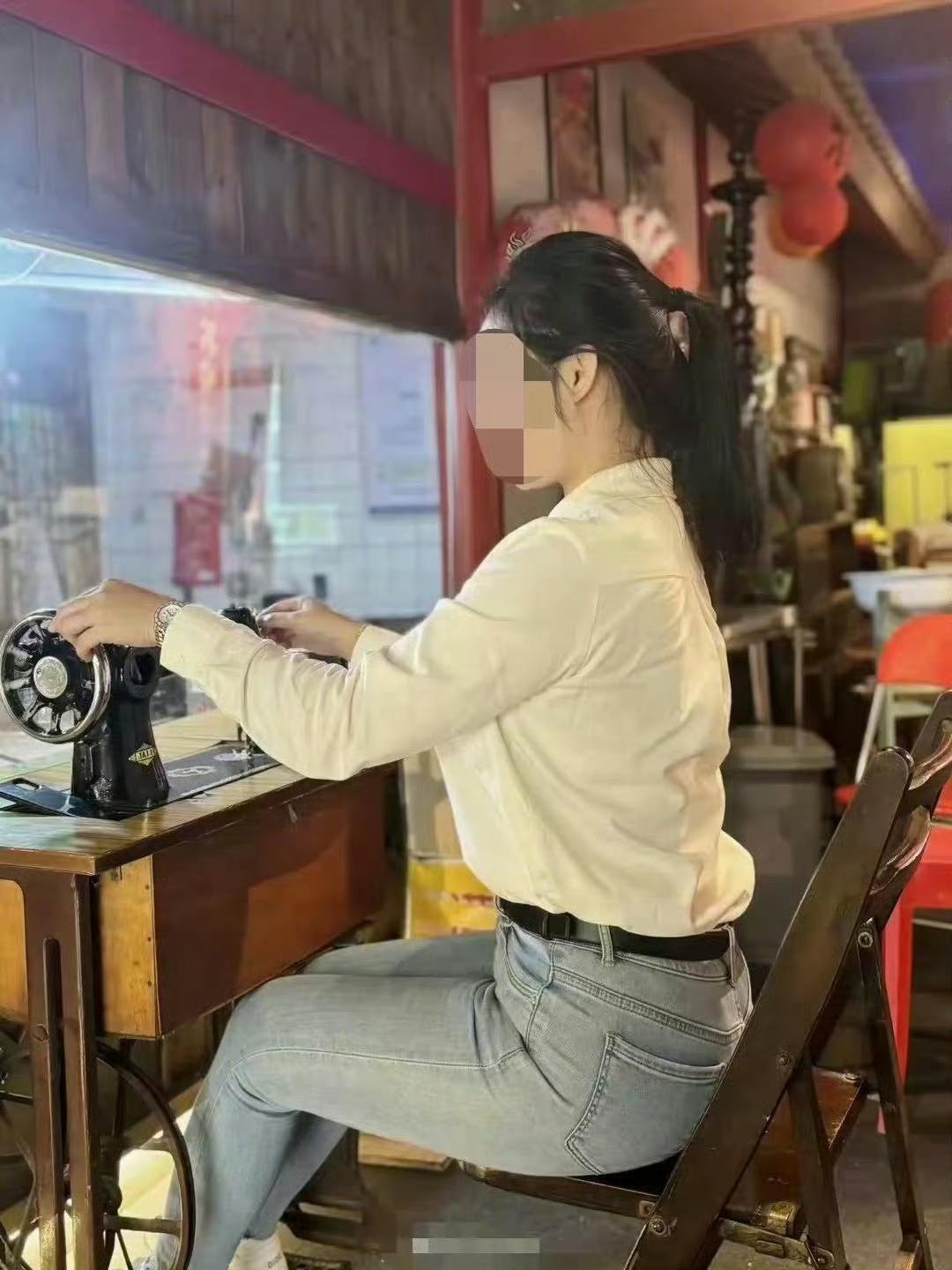 以我有限的生活经验，我感觉她这个缝纫机应该是坐反了。