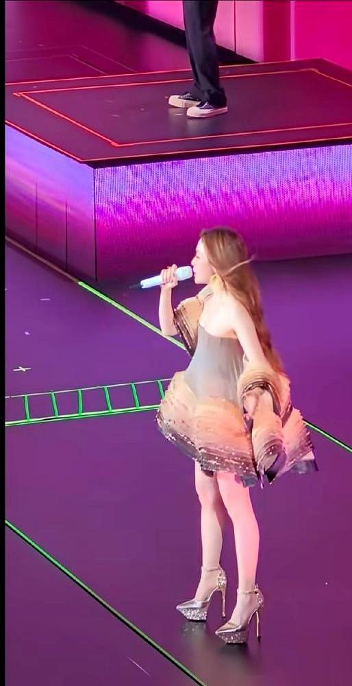 高跟鞋又“坑”人了？这次是张靓颖。杭州演唱会上，她穿着高跟鞋热舞，脚下一滑，