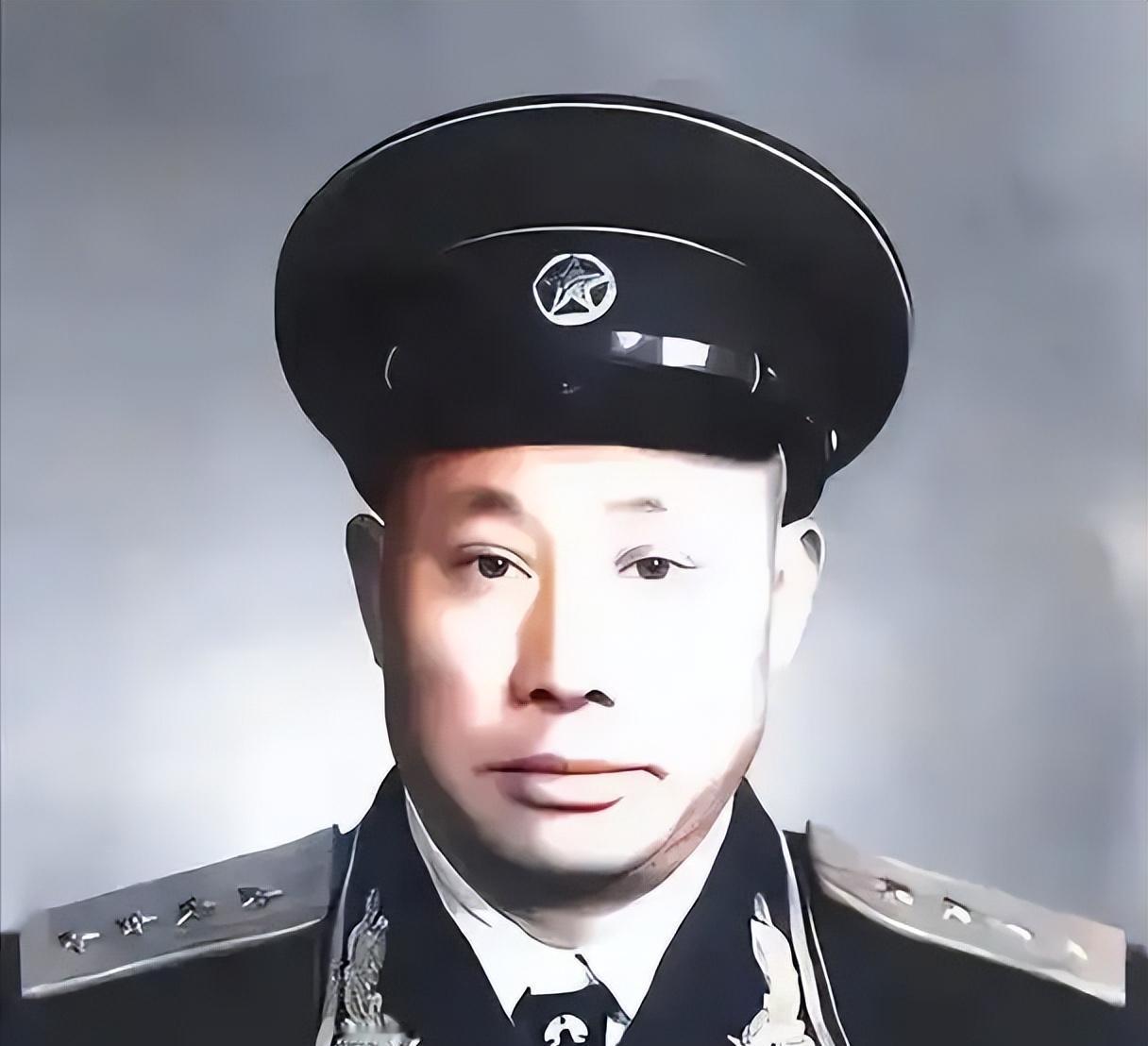 1955年授衔，他嫌自己军衔太低，当众扯下肩章，毛主席得知后只说了四个字​19