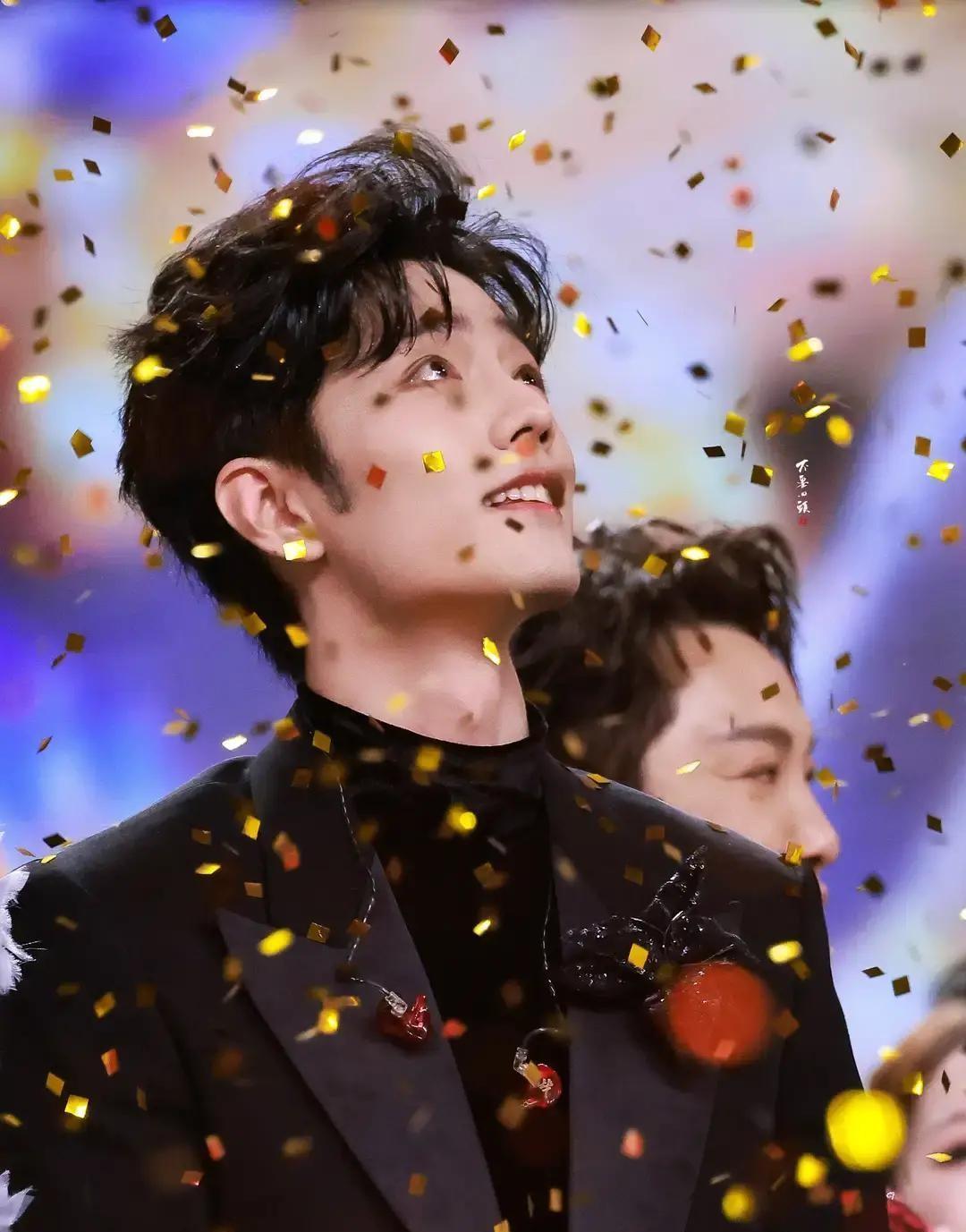 跨年晚会收视曲线突然悬崖——专业歌手时段，数据狂飙；流量艺人环节，直线俯冲。肖