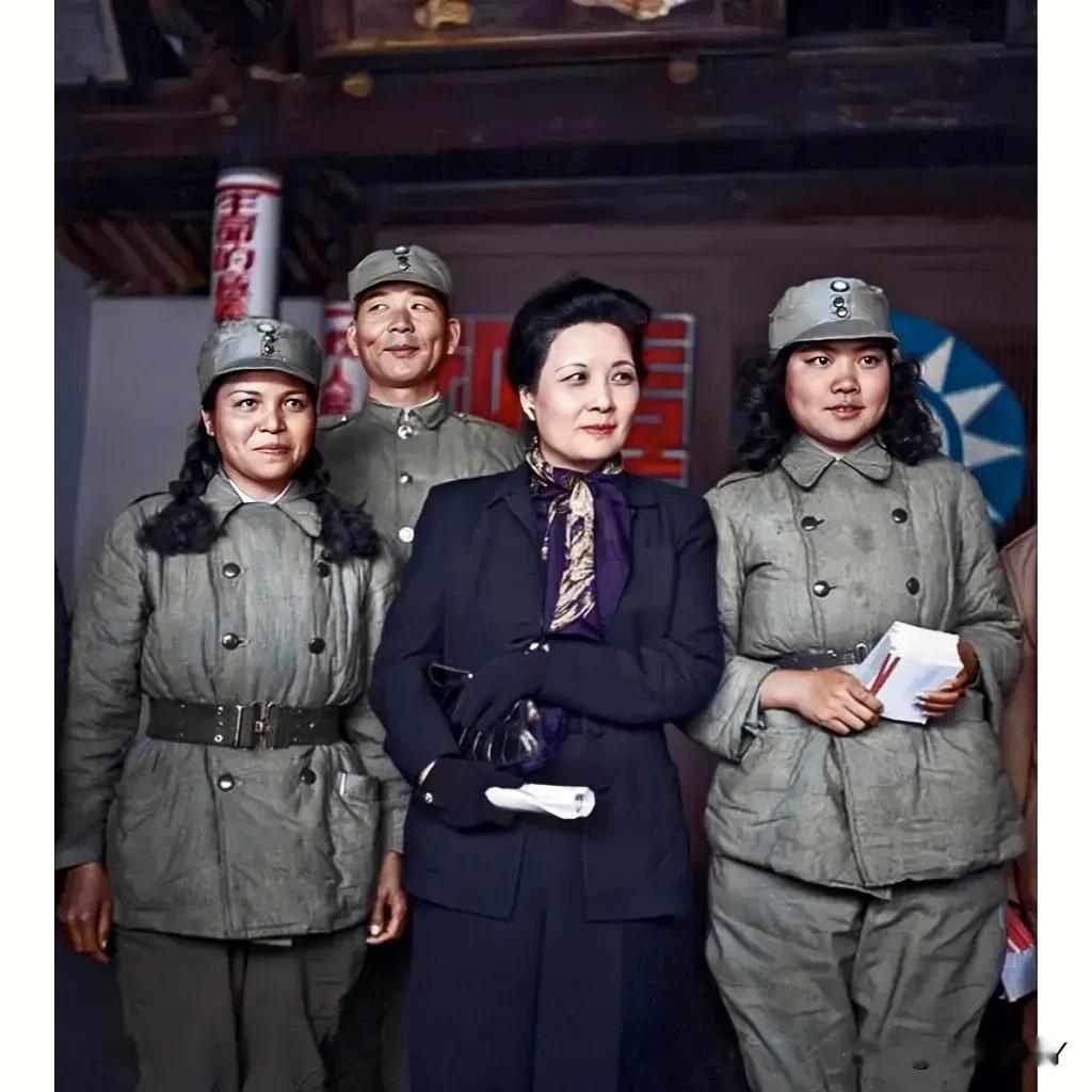 一张老照片，拍摄于1942年的重庆，大家看看这四人是谁？这不是演戏，也不是演员所