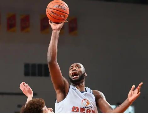 广东宏远队也终于挺不住了，因为他们的大外援如果再不来，那么到了季后赛就不允许再换