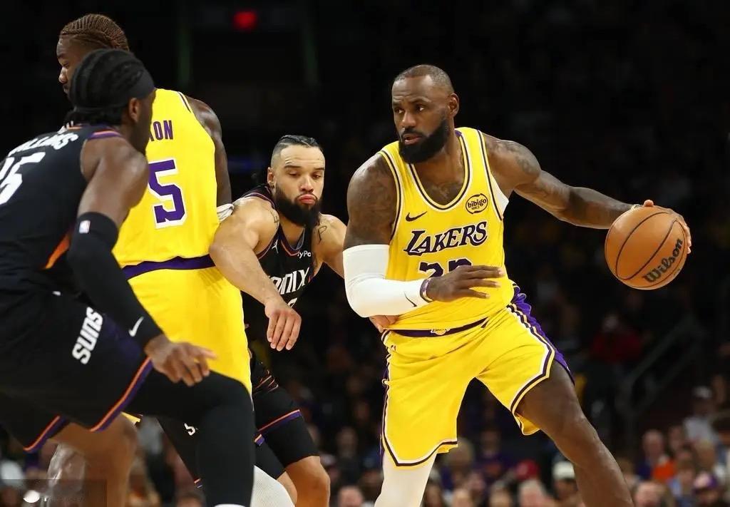 詹姆斯今天又被布鲁克斯给欺负了！不得不说，布鲁克斯真是詹姆斯的克星，尤其是职