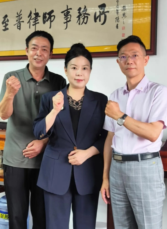 3名演员谁的演技更高一筹？许敏、李圣很在状态，双目有神表情庄重，拳头半举，戏份很