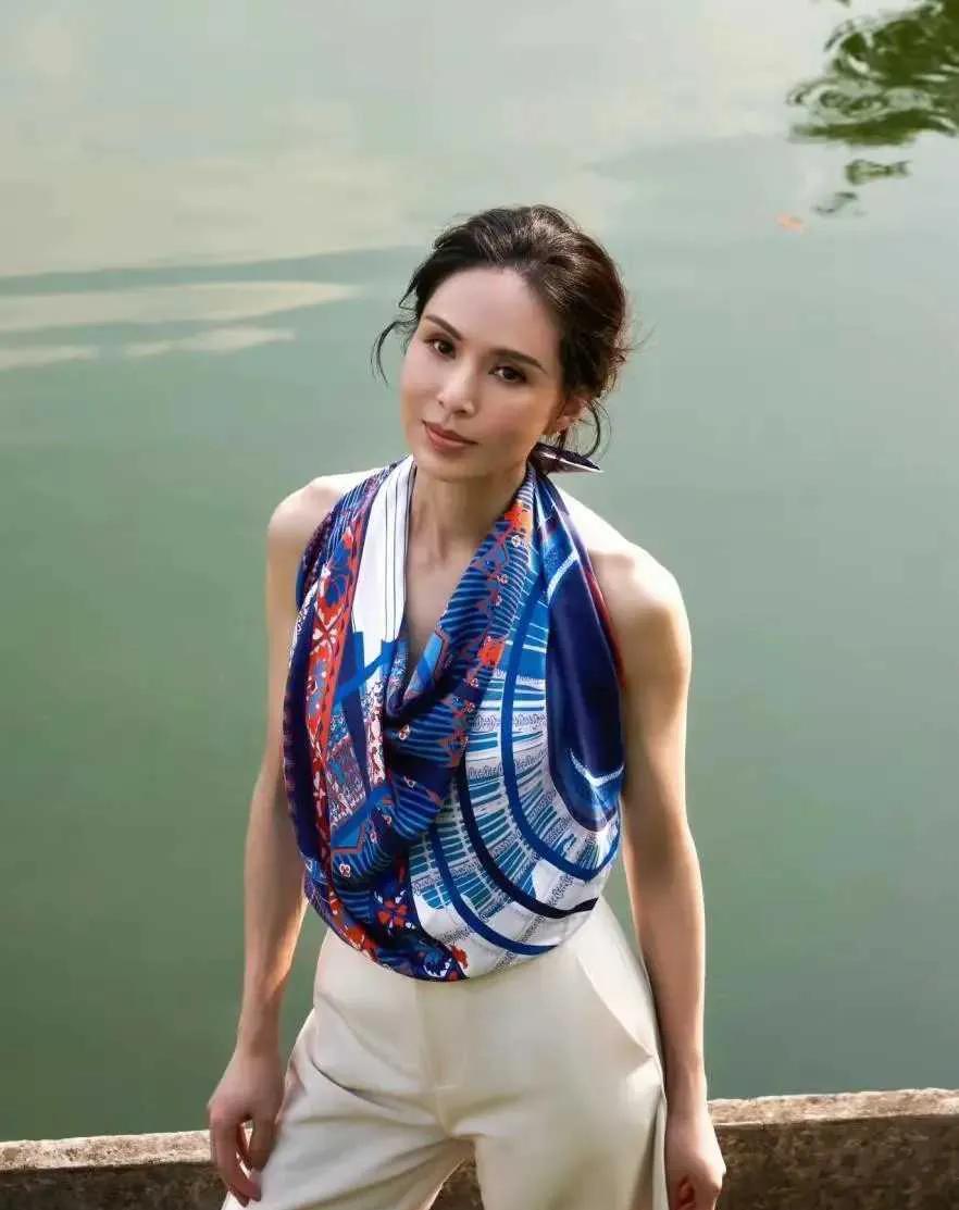 58岁还能美成这样？小龙女李若彤丝巾白裤穿出减龄感，谁看了不夸一句绝？