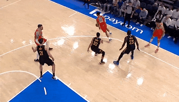 放过库里吧！这球你也吹？？在今天NAB常规赛勇士对阵雷霆的第三节比赛中，身背四