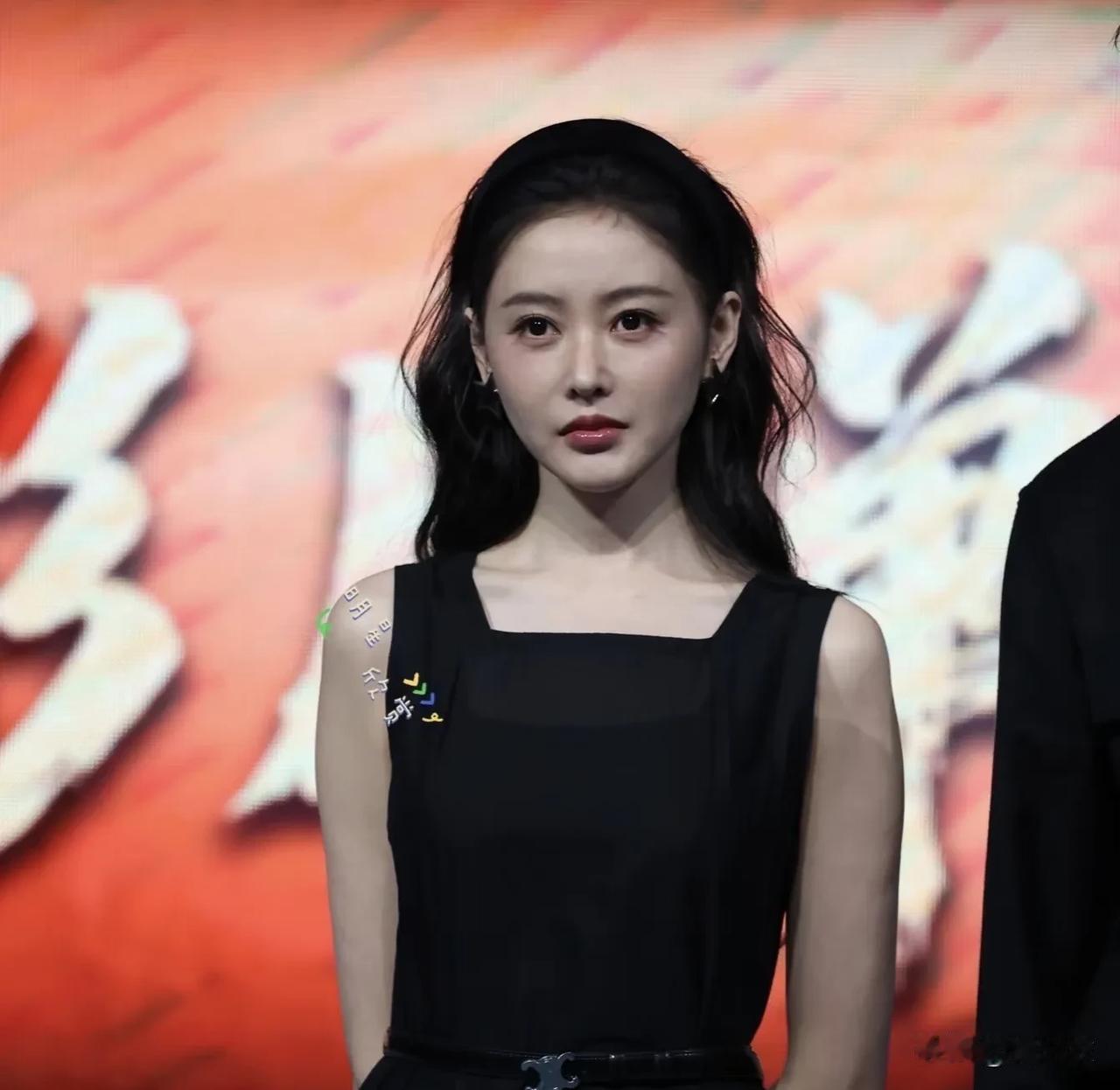 张天爱现实中真的很漂亮，因为她以前录节目的时候，我近距离的看过她，感慨从小到大都