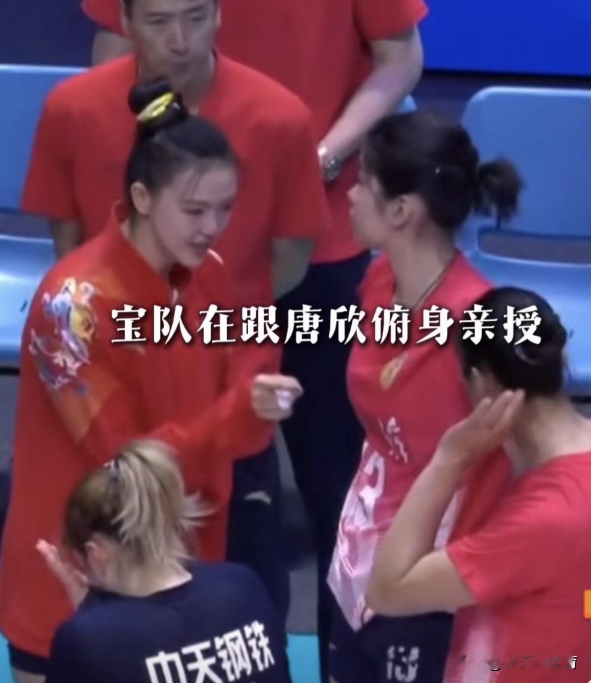 这才是真正的姐妹情深啊！这才是真正的传帮带啊！江苏女排跟天津女排的比赛，从第二局