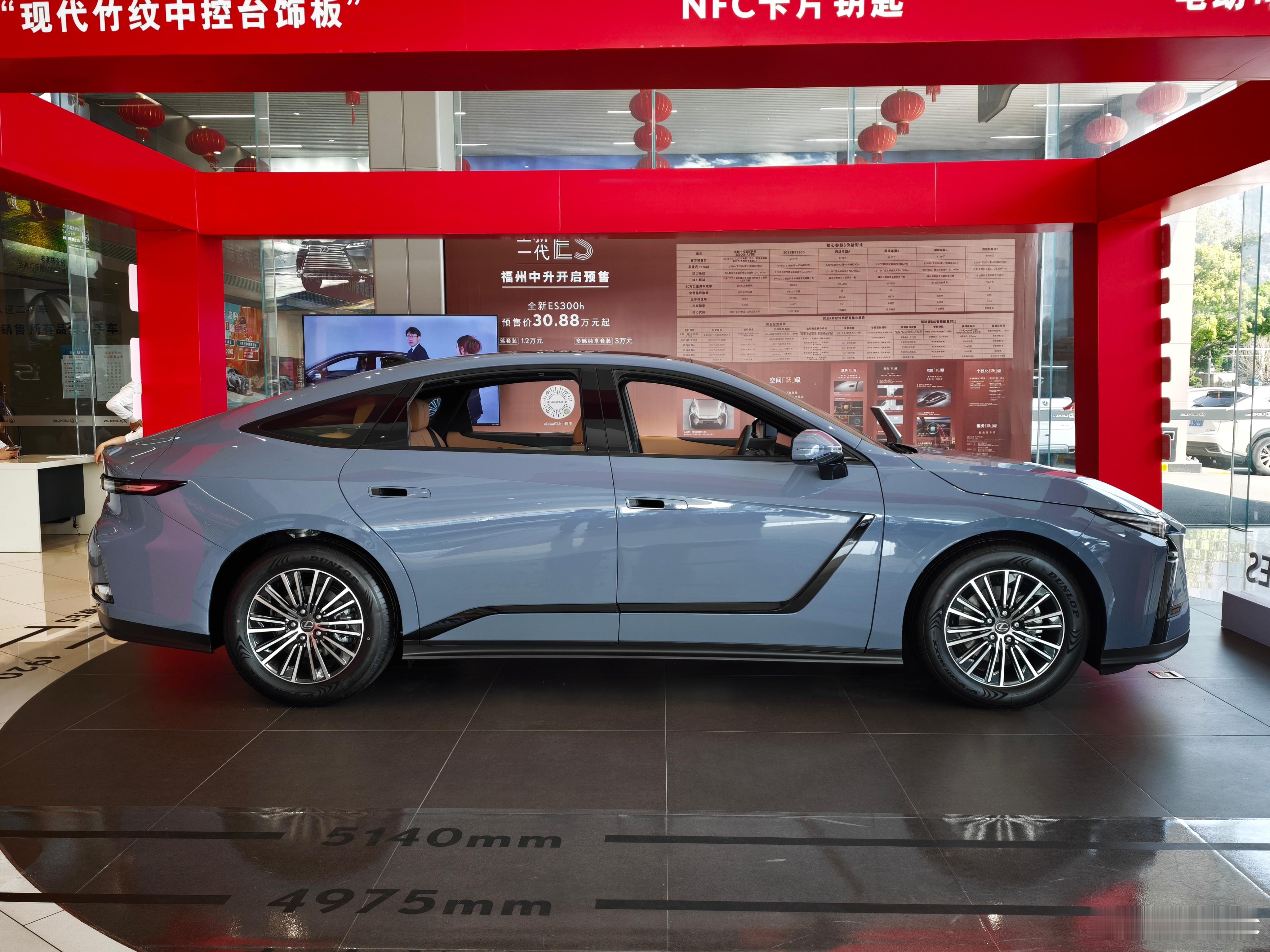 新ES300h，实车比看图好不少，但和“好看”还是没太大关系。看得出它想迎合年轻