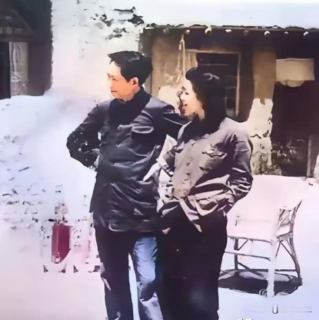 一对朴素的夫妻1939年一对夫妻在延安的杨家岭的窑洞前留下这张珍贵合影，拍摄