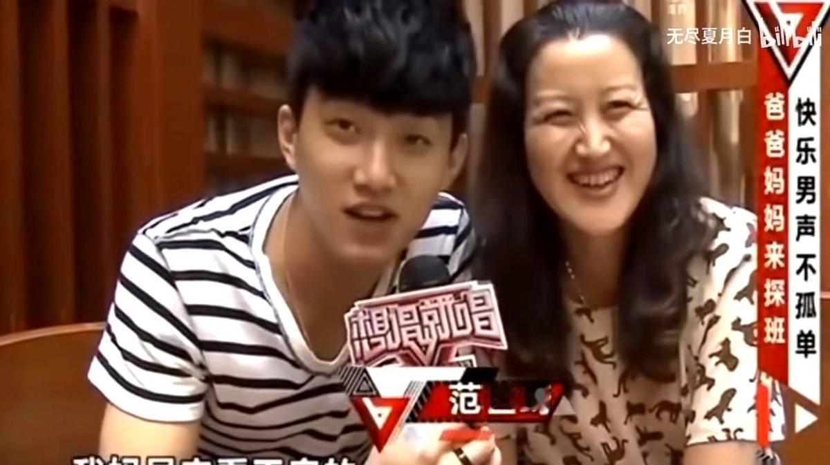 他一见妈，硬汉秒变小孩。抢饭碗，撒娇要亲脸，嘴上嫌烦，手却扶得稳。镜头一关，