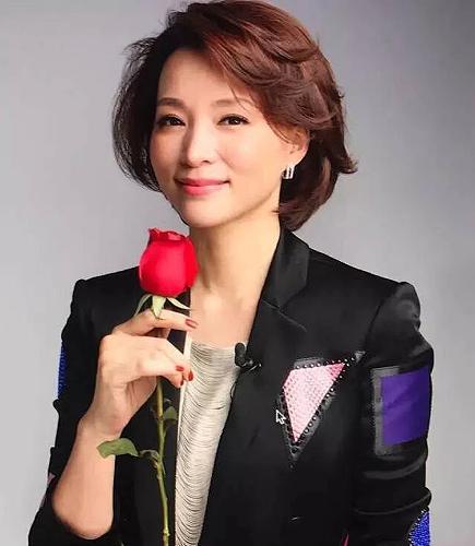 董卿曾言：能让女人上瘾的，是男人的真诚、责任和关怀。这并非空话。一段长久
