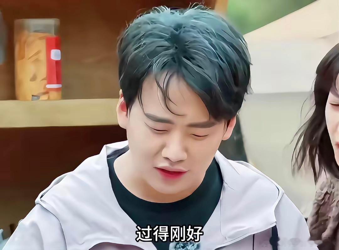 孟子义拿着一把扇子，问郭麒麟：“是什么呀？写的。”郭麒麟：“德云社呀，哎呦妈呀。