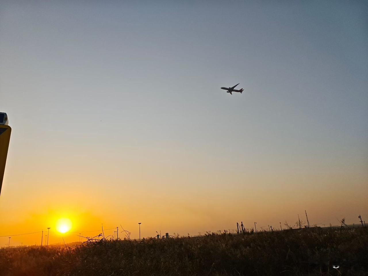 有一个朋友，叫我刷信用卡给他还信用卡，再刷回来给我。我都逾期快一年了，刷不了