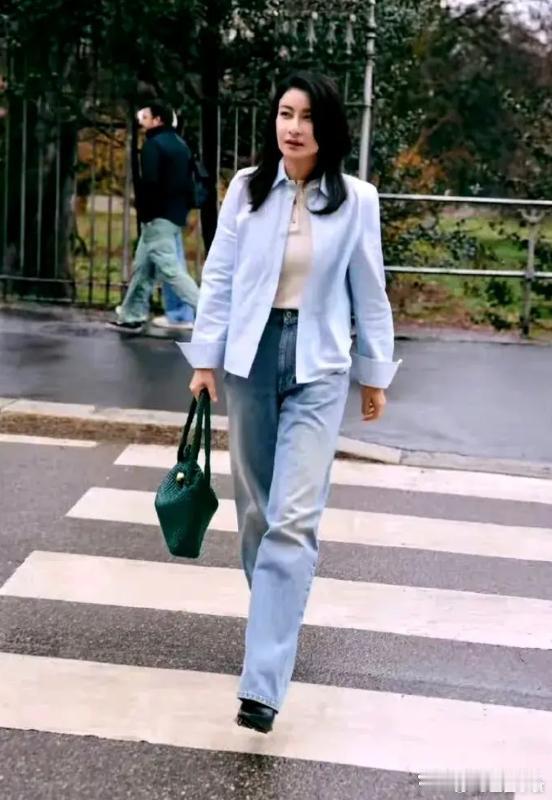 以为有钱人的牛仔裤，一定不会鼓包，直到看到郭晶晶...