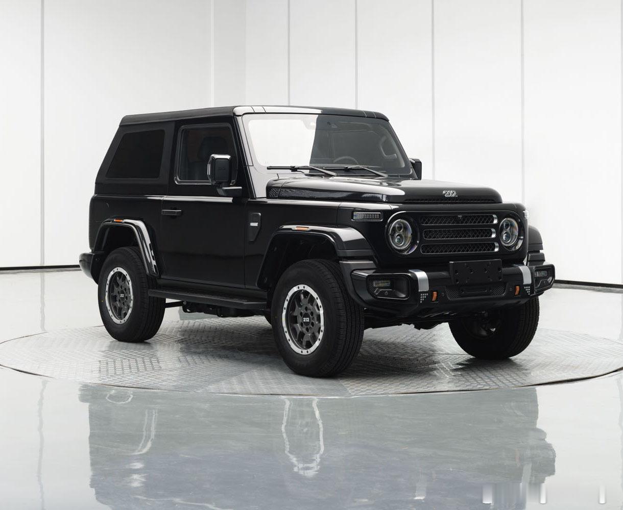 北京汽车212双门版申报图车身尺寸4416x1955x1925mm，轴距257