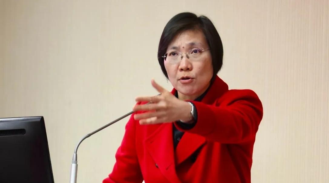 徐欣莹威胁脱党参选。徐欣莹是新竹县县长的热门人选，之前曾经创立民国党，在蓝营中