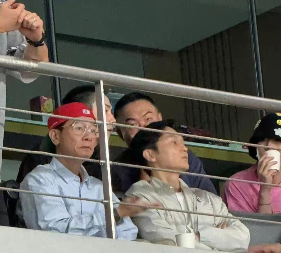 很多明星都去听了侃爷在上海的演唱会，包括陈小春，张智霖，李小璐，李承铉等一大堆明