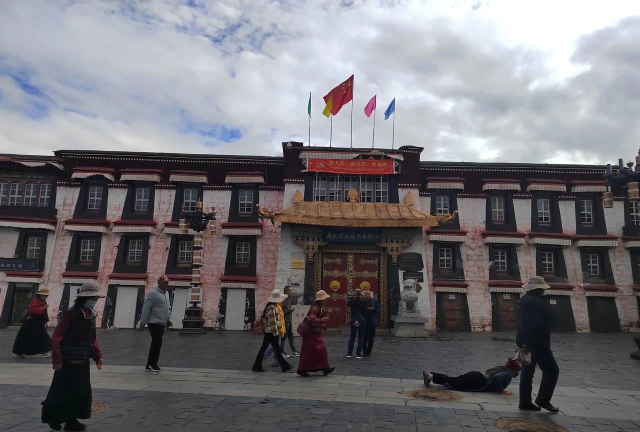 拉萨市区国家重点文物保护单位探访：1，冲赛康：清政府驻西藏衙门旧址，目前正在维