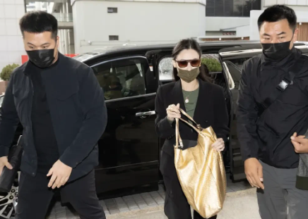 张柏芝出道以来有四位经纪人，分别是朱永龙、向太陈岚、余毓兴、周静仪。朱永龙是张