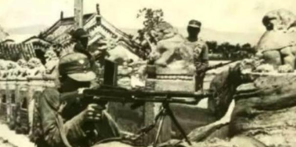 1949年，一架飞机在解放区坠毁，飞行员主动向解放军投降，还指了指舱门，说：“这