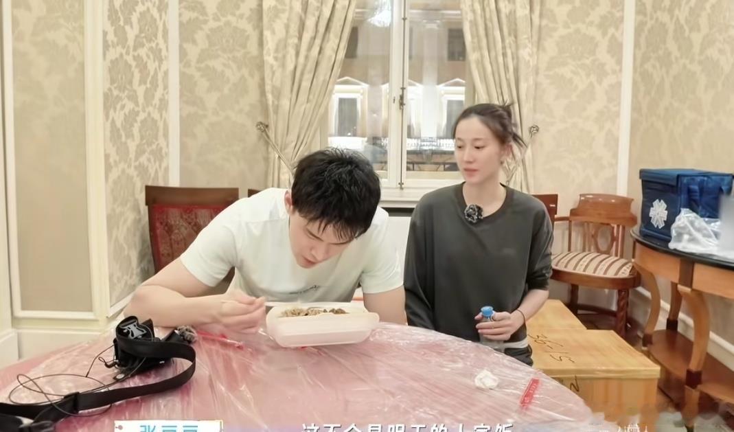 孙杨顺手拿了工作人员的盒饭，张豆豆赶紧劝他别乱吃，他却回了一句都是蔬菜，张豆豆再