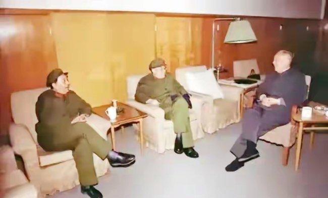 1982年北京军区，李先念听取秦基伟将军与罗应怀将军汇报工作合影​​​