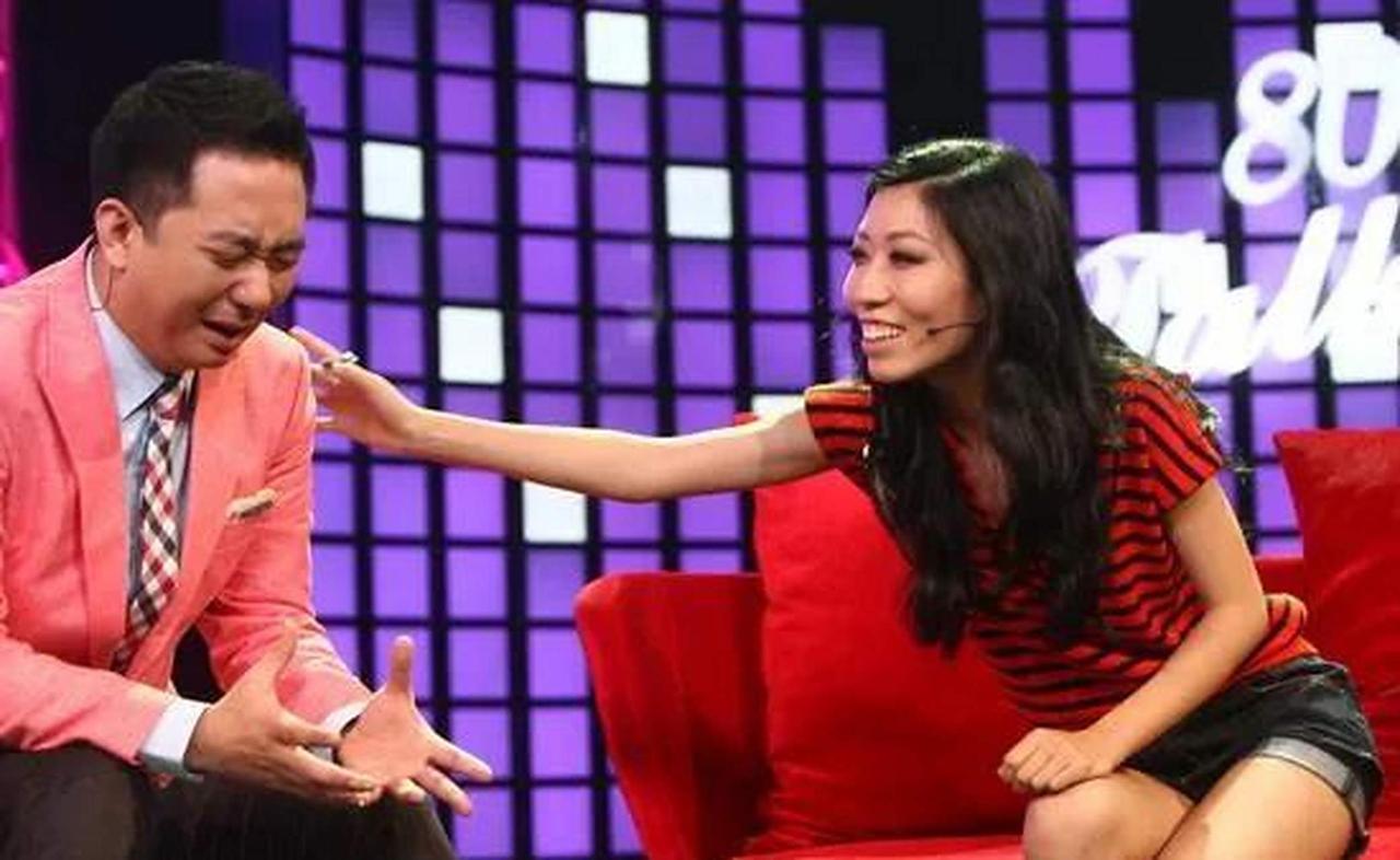 当年，王自健因为说错话，被妻子打了500个耳光，他卑微地跪地求饶：别打了，我都没