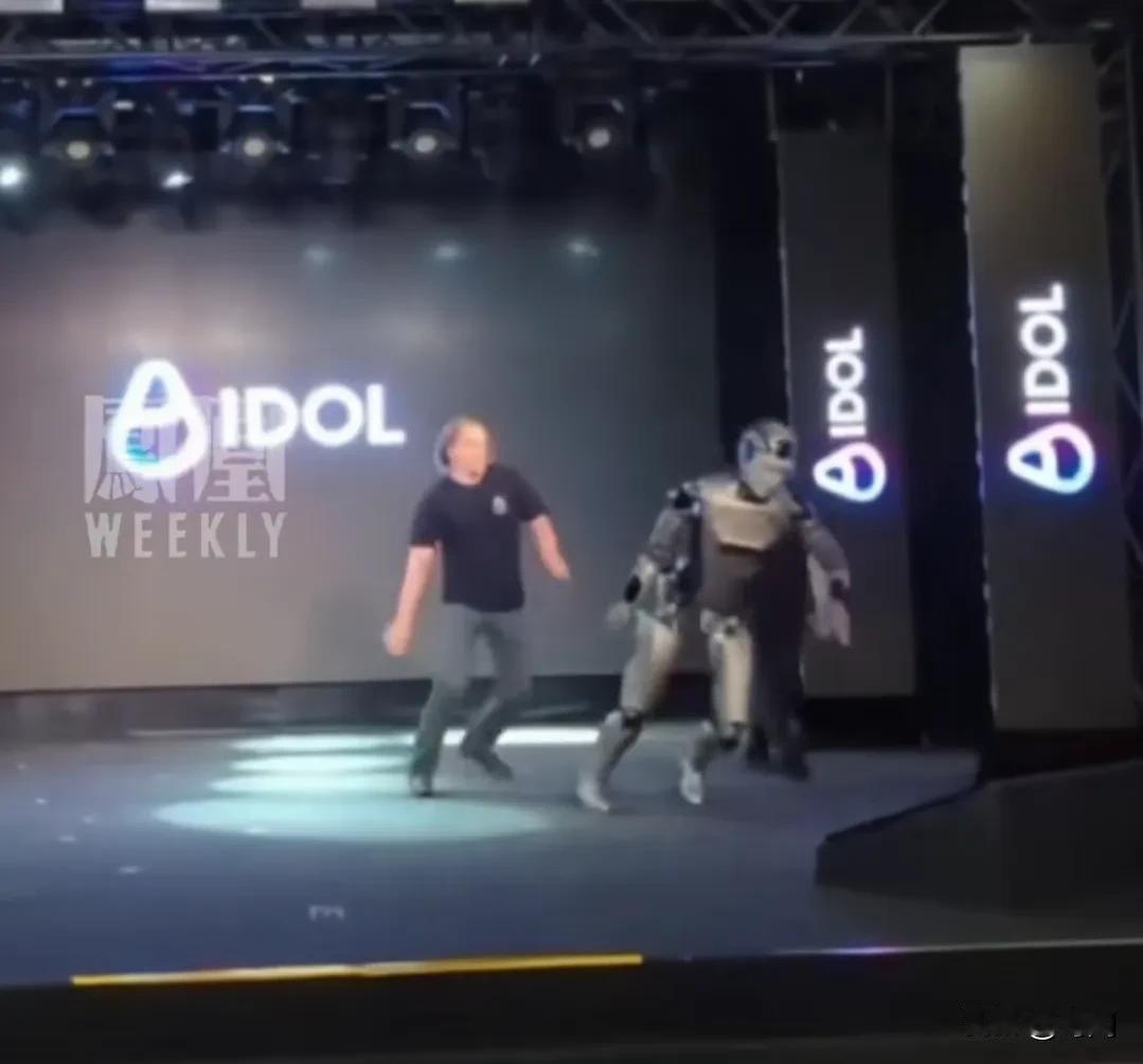大写的尴尬，普京震怒！俄罗斯首款机器人IDOL发布会上步履蹒跚，挥手时突然失去重
