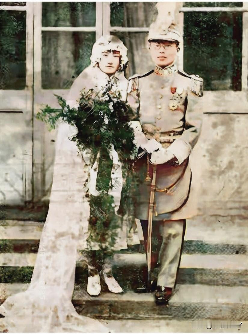 民国四大美女之一陆小曼，1922与王赓结婚时的珍贵合影。时年19岁，面容清秀，气