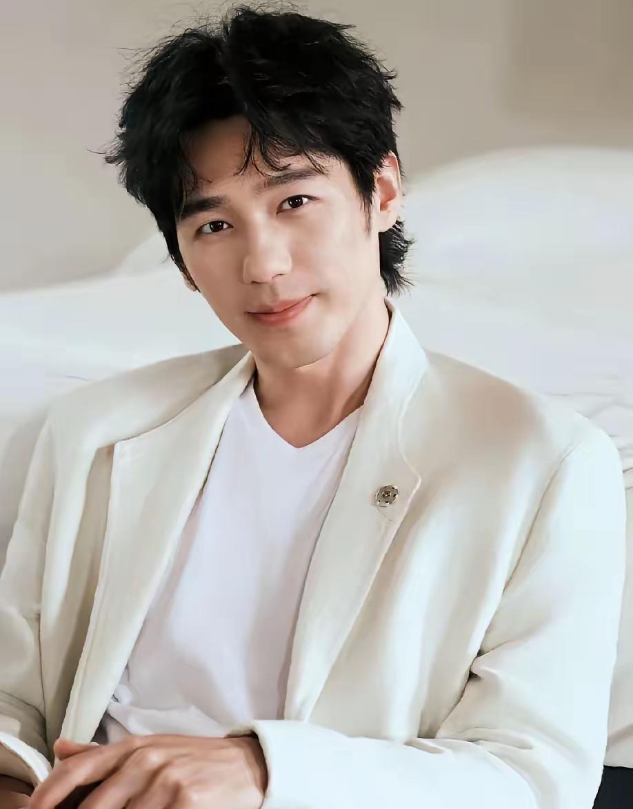 扒开流量的皮，我才看懂资本为什么死磕白宇。答案就两个字：稀缺。他不是靠脸，也