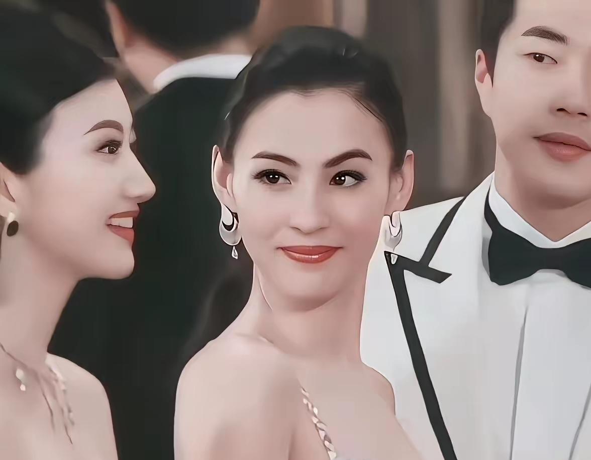 哈哈太有画面感！看张柏芝这个小眼神，仿佛内心在嘀咕：怎么还有比我还好看的女人?