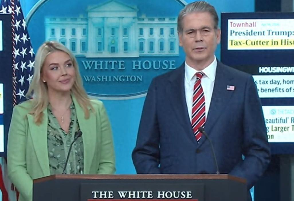 反制说到就到！特朗普宣布，100%关税封杀中国汽车，话音刚落，中国减持77亿美债