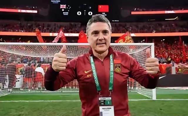 越南队上下估计到现在还没缓过神，前四场踢得“温吞水”似的中国队，怎么一遇上他们就