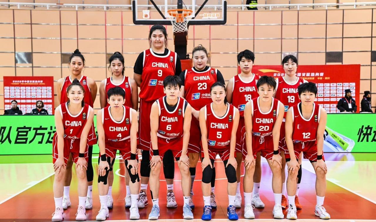 中国女篮本期集训结束，2张全家福出炉今年1月，中国女篮公布了一份15人集训大