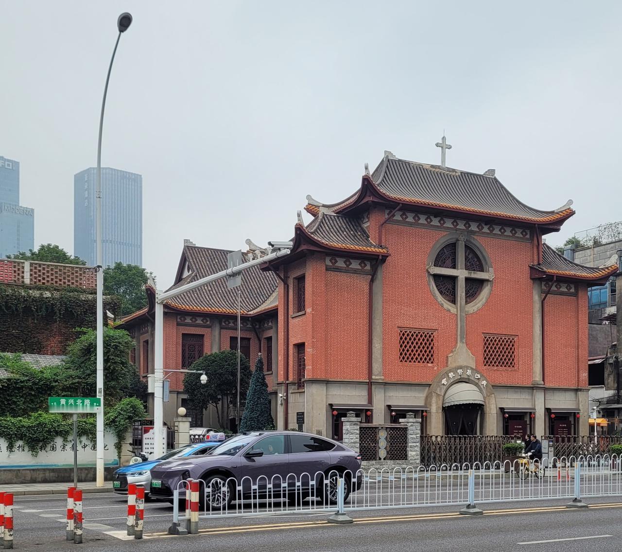 重回长沙，发现阴郁的天气不少，似乎比其它南方城市多。从北京回长沙快一个月了，