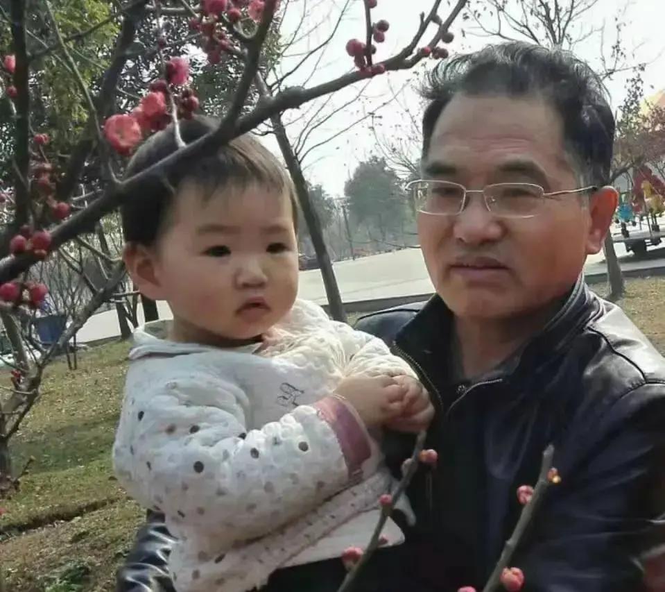 最近湖北荆门有个九十多岁的老爷子林发海火了，他可是全国头一个提出把一斤从十六两改