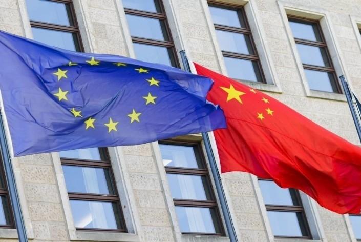 你敢信吗？非洲有个卢旺达，居然并行着两套班子。一套专干实事，跟中国对接修路、建水