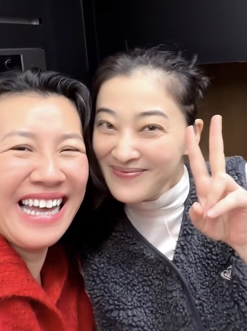 刘琳过年到梅婷家做客。梅婷发文：终于让德华吃上了我做的饭。梅婷准备了牛排