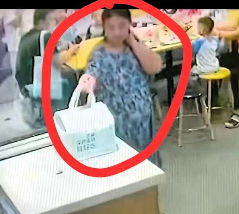 一外卖小哥把配送的蛋糕临时放在柜台上，不到1分钟，蛋糕被一名孕妇顺手牵羊，小