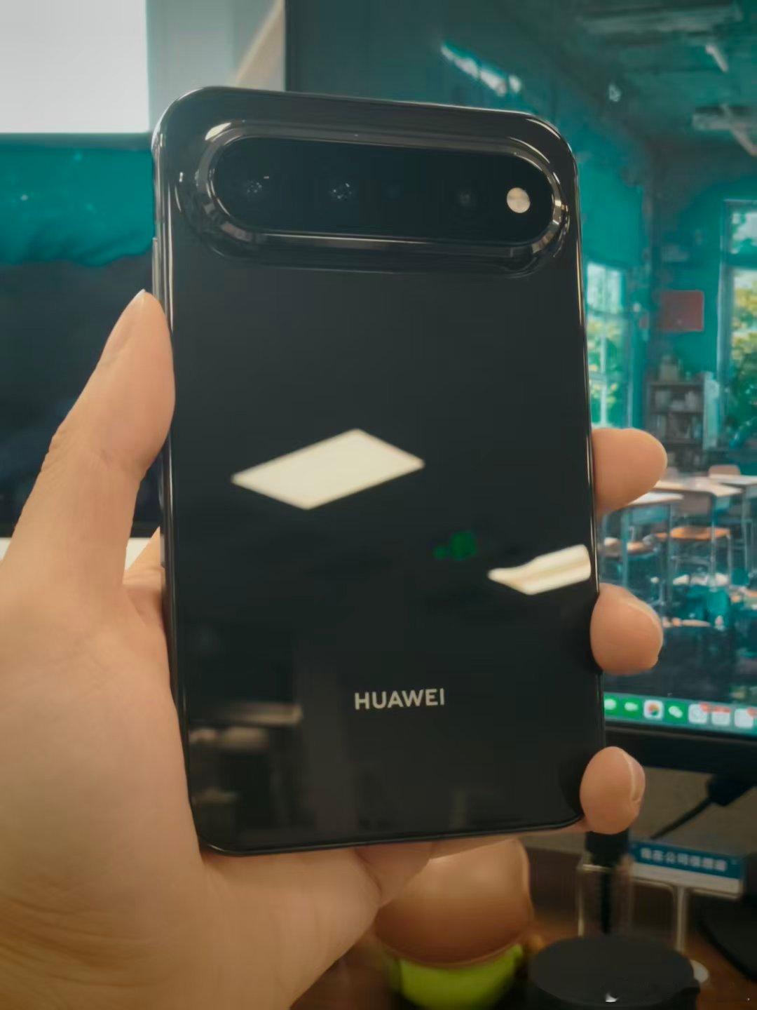 之前用华为的PuraXMax，总是不太理解华为怎么把上一代华为PuraX那种特别舒服的阔的比例给改了