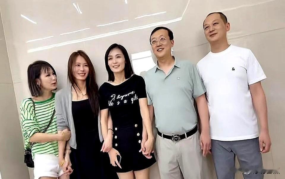 看到瑾汐的哥哥们，突然明白有些温暖真的不需要聚光灯。养家大哥在天津工作，认亲