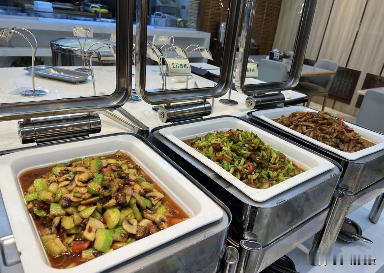 新疆拌面彻底内卷！酒店低价拌面抢生意直呼！打工人太幸福新疆拌面这波也太卷