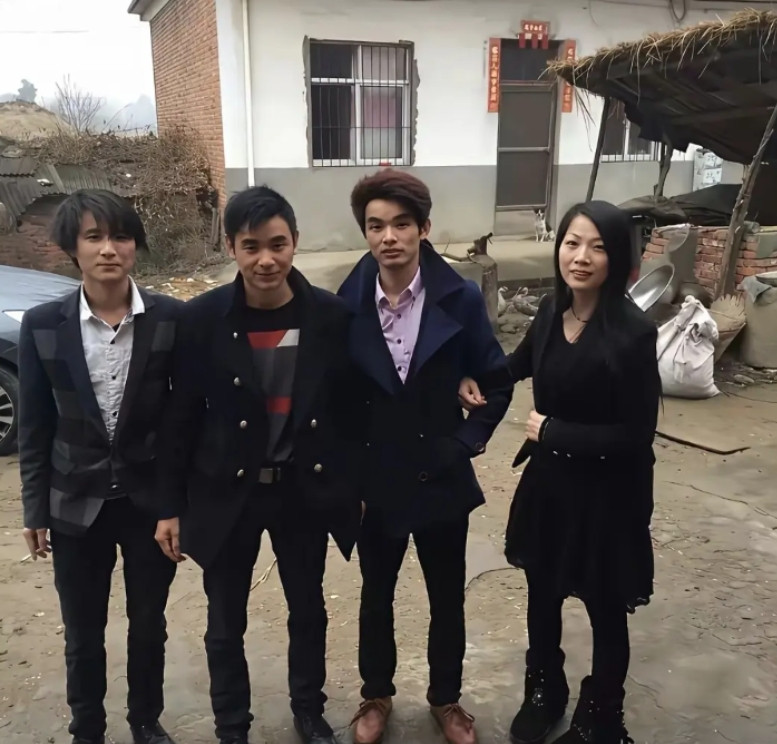 可怜的三个弟弟呀，头发都白了