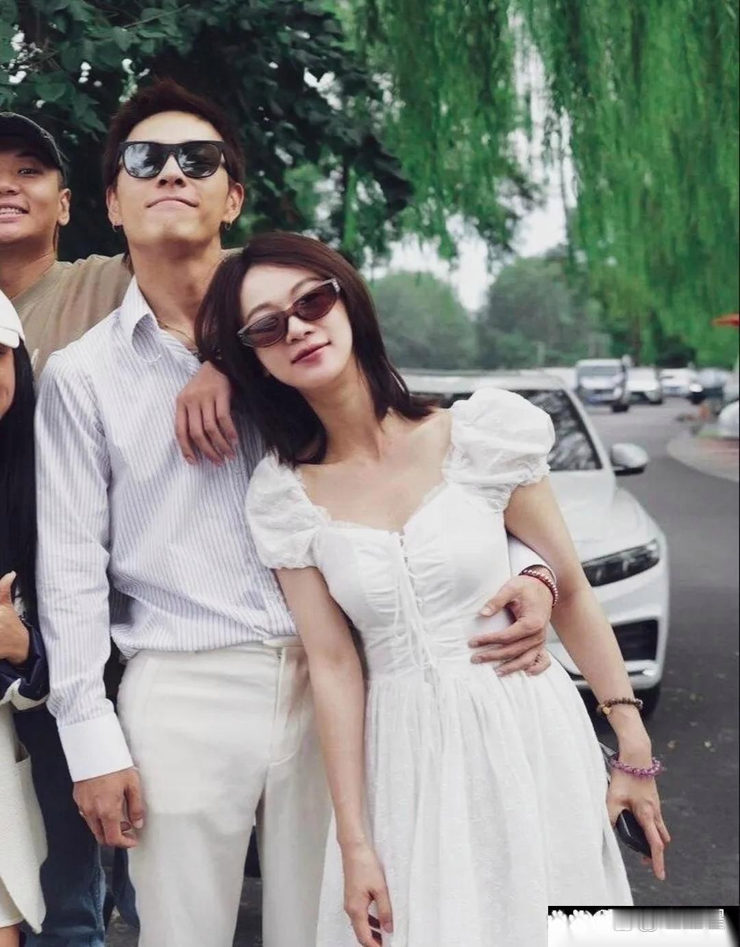 吴谨言和洪尧晒新合照啦，小两口甜蜜感爆棚。他俩真的超配，郎才女貌的，祝新婚快乐！